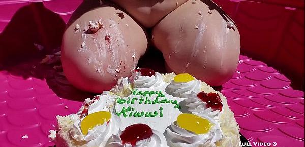  Messy Birthday Sploshing - Watch me cover my ass in cake, chocolate, whip cream, and sprinkles!